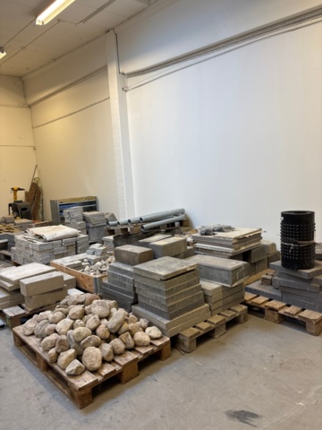 1482201-1 Collection of various paving stones and building materials - about 10 pallets