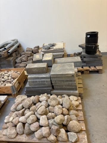 1482201-2 Collection of various paving stones and building materials - about 10 pallets
