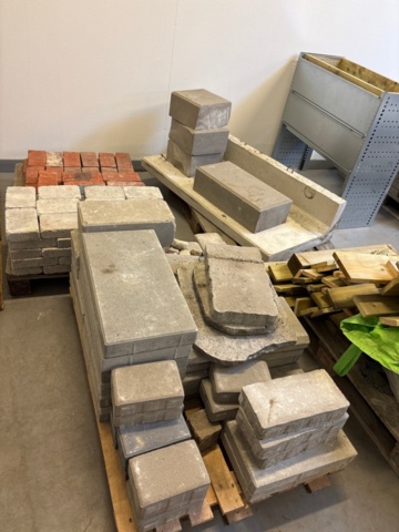 1482201-5 Collection of various paving stones and building materials - about 10 pallets