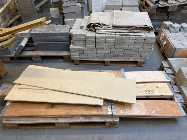 1482201-8 Collection of various paving stones and building materials - about 10 pallets