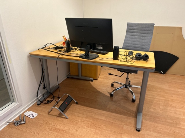 1482221-1 Office and kitchen furnishings - desks, dining tables, chairs, etc.