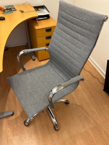 1482221-5 Office and kitchen furnishings - desks, dining tables, chairs, etc.