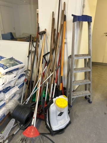 1482218-1 Collection with garden tools, sprayer and ladder