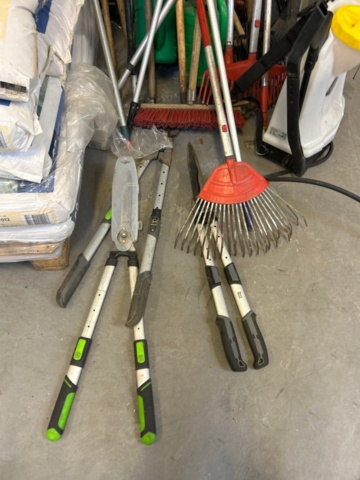 1482218-2 Collection with garden tools, sprayer and ladder
