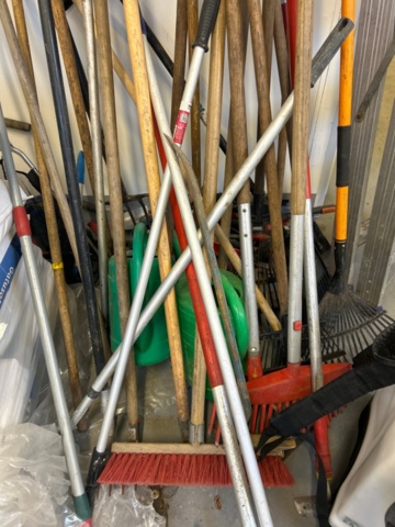 1482218-3 Collection with garden tools, sprayer and ladder