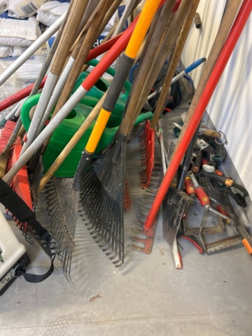 1482218-4 Collection with garden tools, sprayer and ladder