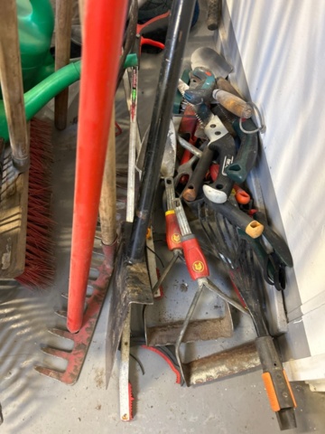 1482218-5 Collection with garden tools, sprayer and ladder