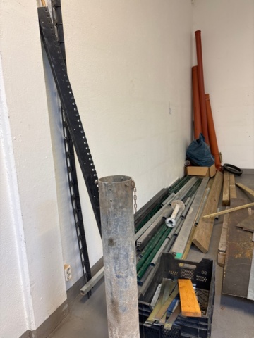 1482211-1 Samling med trä, metall och spillmaterial