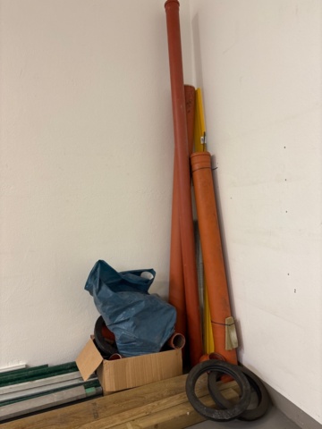 1482211-3 Samling med trä, metall och spillmaterial