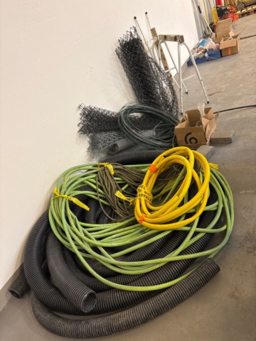 1482211-4 Samling med trä, metall och spillmaterial