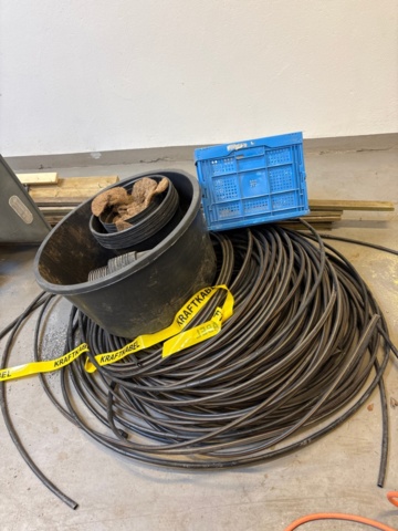 1482211-6 Samling med trä, metall och spillmaterial