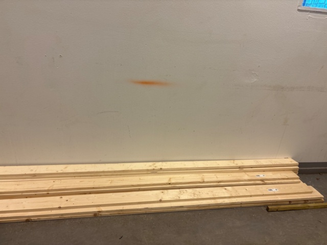 1482211-10 Samling med trä, metall och spillmaterial