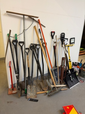 1482213-2 Large collection of assorted garden tools and implements