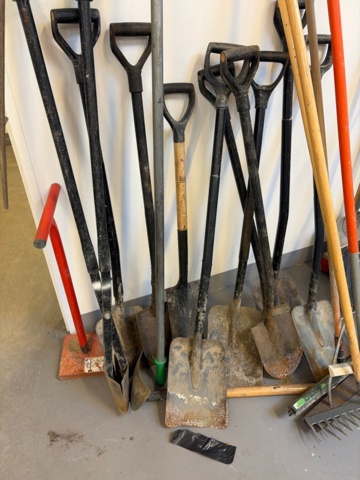 1482213-3 Large collection of assorted garden tools and implements