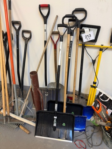 1482213-4 Large collection of assorted garden tools and implements