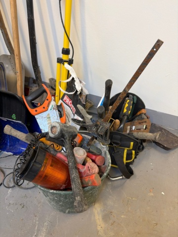 1482213-5 Large collection of assorted garden tools and implements