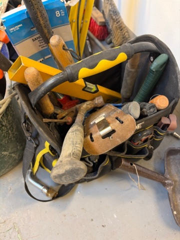 1482213-7 Large collection of assorted garden tools and implements