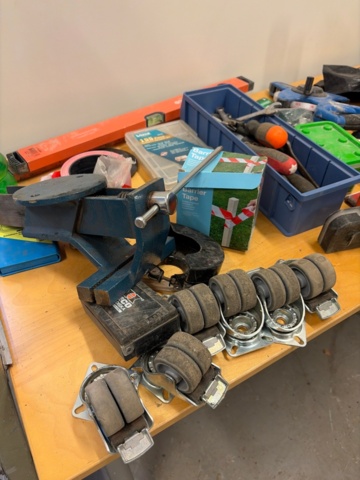 1482213-11 Large collection of assorted garden tools and implements