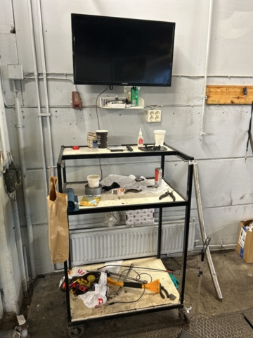 1454970-1 TV with wall mount and rolling cart - Andersson LED32512FHD PVR