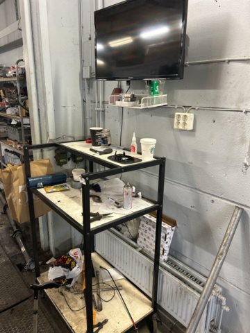 1454970-2 TV with wall mount and rolling cart - Andersson LED32512FHD PVR