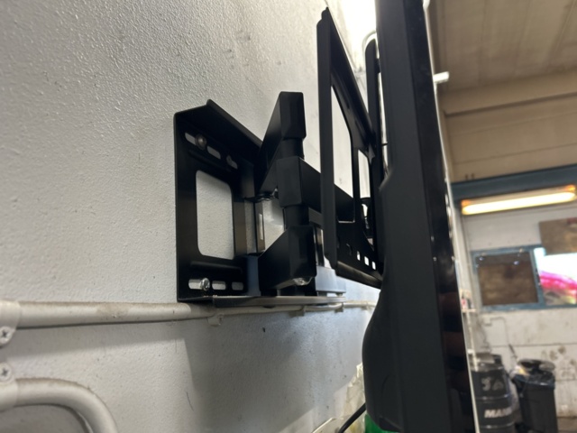 1454970-4 TV with wall mount and rolling cart - Andersson LED32512FHD PVR