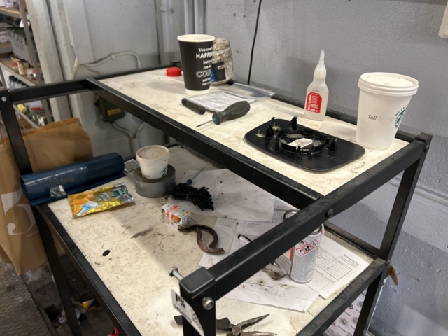 1454970-7 TV with wall mount and rolling cart - Andersson LED32512FHD PVR