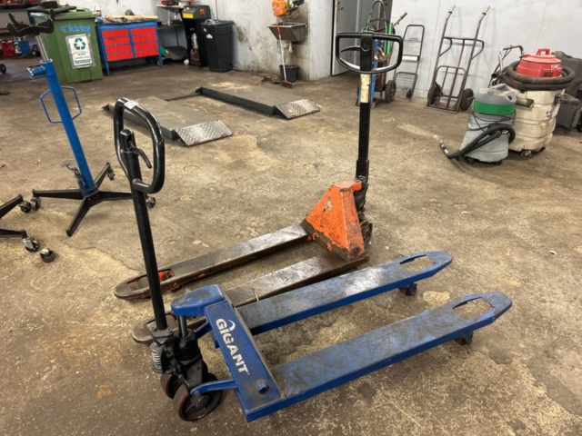 1454972-1 Pallet trucks 2 pcs - BT / Gigant (1 pc defective)