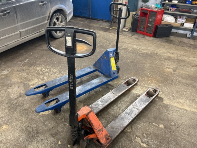 1454972-3 Pallet trucks 2 pcs - BT / Gigant (1 pc defective)