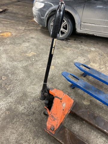 1454972-5 Pallet trucks 2 pcs - BT / Gigant (1 pc defective)