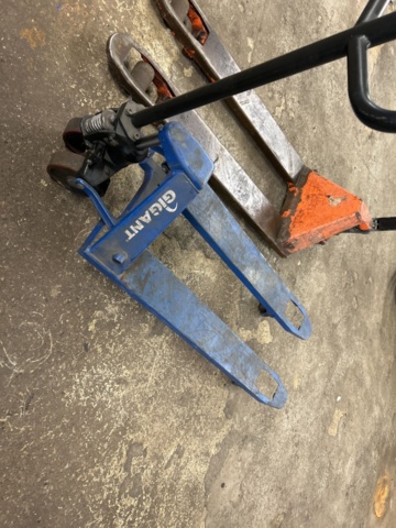 1454972-9 Pallet trucks 2 pcs - BT / Gigant (1 pc defective)