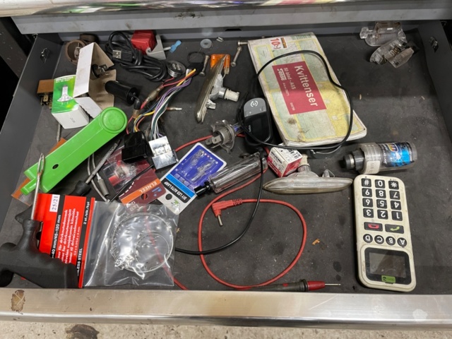 1426633-3 Tool trolley with contents