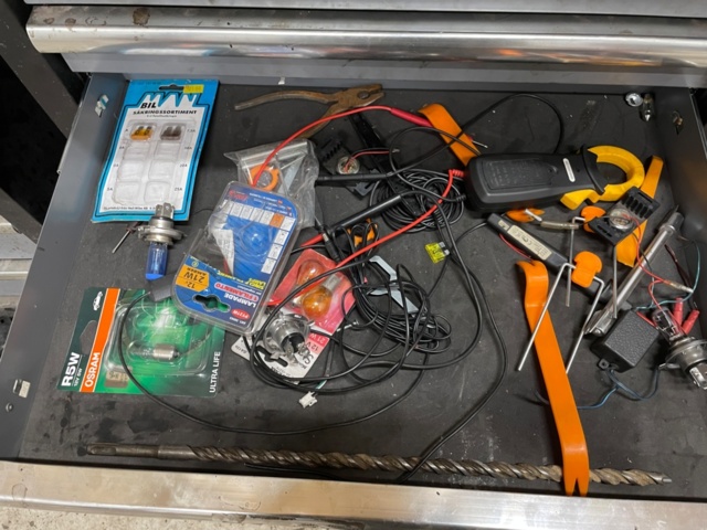 1426633-4 Tool trolley with contents