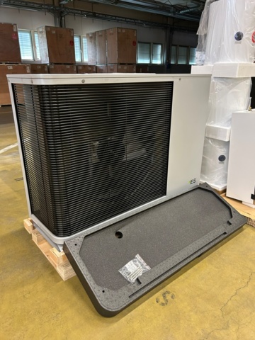 1490665-8 9 kW air/water heat pump from Energy Save, easily connects to an existing heating system L165