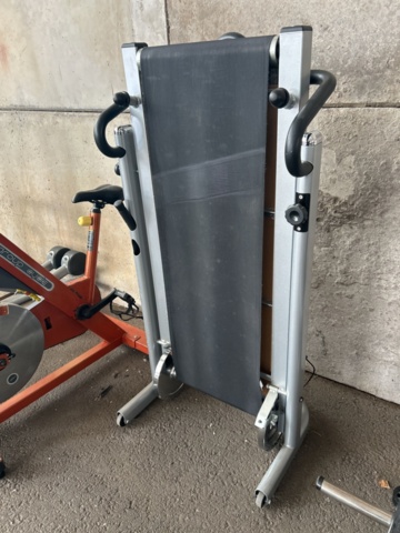 1143888-16 Treadmill