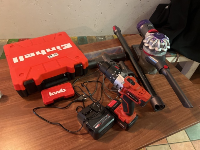 1384756-1 Einhell screwdriver and Dyson vacuum cleaner