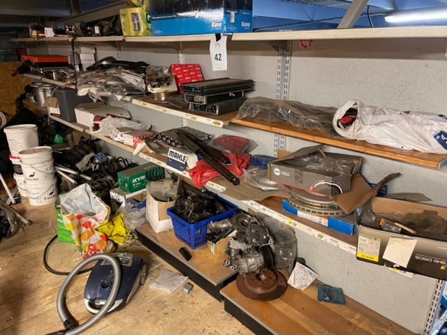 1426642-1 All contents on shelves