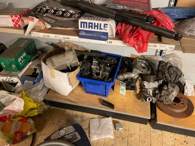 1426642-3 All contents on shelves