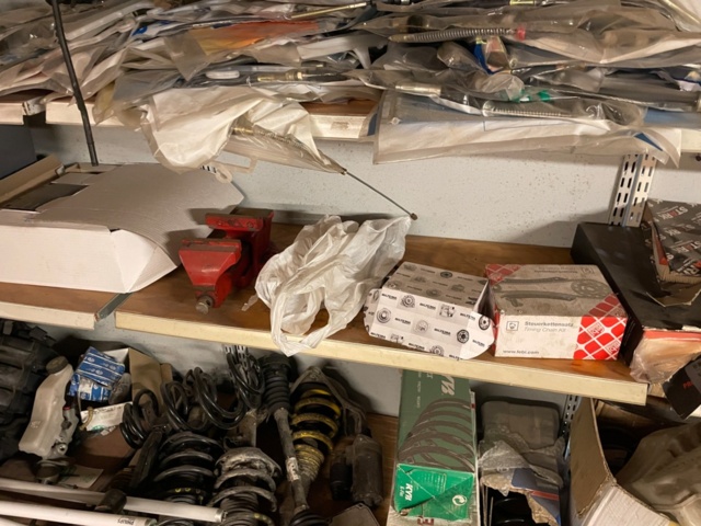 1426642-7 All contents on shelves