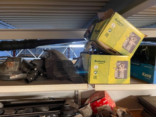 1426642-9 All contents on shelves