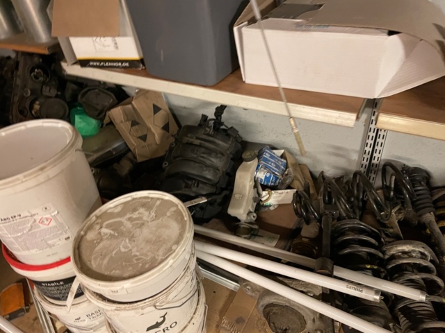 1426642-10 All contents on shelves