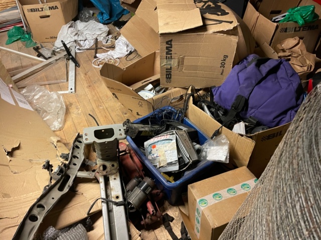 1426642-16 All contents on shelves