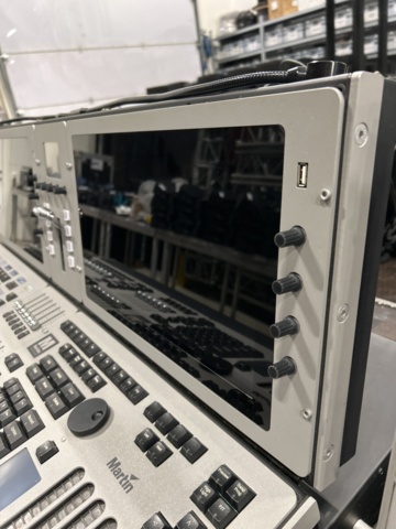 1486328-6 Ljusbord med dubbla displayer och case - Martin M6 Controller