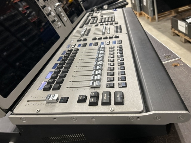 1486329-7 Light table with dual displays and case - Martin M6 Controller