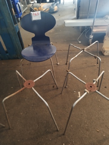 1479023-4 4 ant chairs
