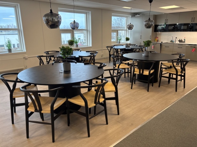 1482230-1 Kontorsinredning - Matbord 4 st, stolar och taklampor