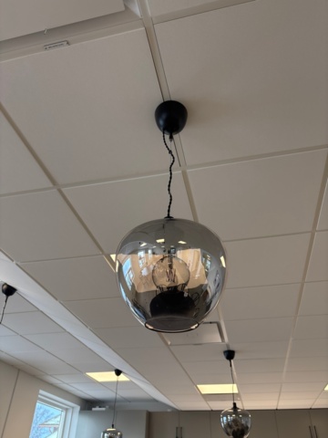 1482230-3 Kontorsinredning - Matbord 4 st, stolar och taklampor