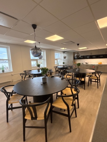 1482230-5 Kontorsinredning - Matbord 4 st, stolar och taklampor