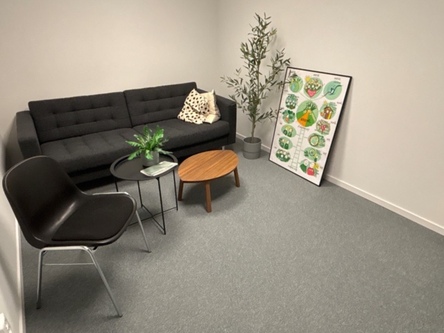 1482234-1 Kontorsinredning - Soffa, bord, stol, m.m.