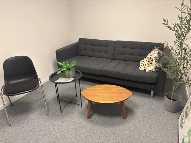 1482234-2 Kontorsinredning - Soffa, bord, stol, m.m.