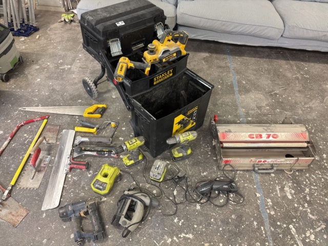 1469098-1 Collection of construction machines and tools - DeWalt, Ryobi and others